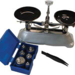 Весы учебные с гирями до 200г.