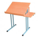 Парта школьная для кабинета черчения с наклоном, с бортиком, с горизонтальной полкой справа, одноместная.ЛДСП 16мм.Труба квадрат 25х25 мм. Цвет: бук светлый. Ростовая группа: 3 (высота 58см.)